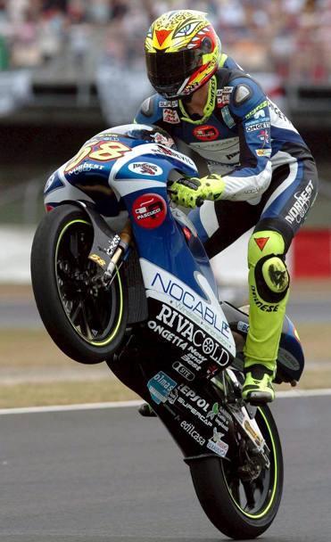 12 giugno 2005. Marco Simoncelli celebra con l’Aprilia festeggia il secondo posto sul circuito di Montmelo a Barcellona (Ansa)